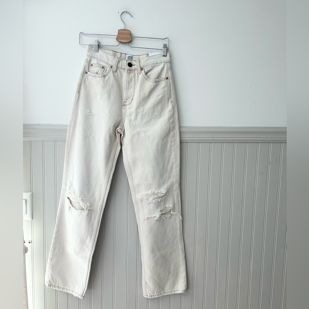 ⭐️ NEW BDG 26x32 Cream Distressed Straight Leg Mid Rise Jeans
